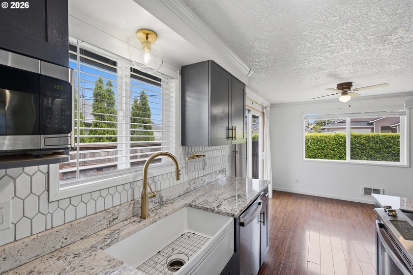 Move-in ready, fully remodeled single-level home in Coos Bay! - photo 5