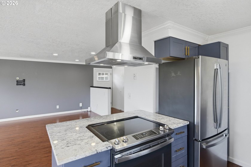 Move-in ready, fully remodeled single-level home in Coos Bay! - photo 6