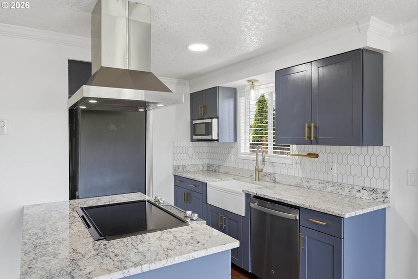 Move-in ready, fully remodeled single-level home in Coos Bay! - photo 7