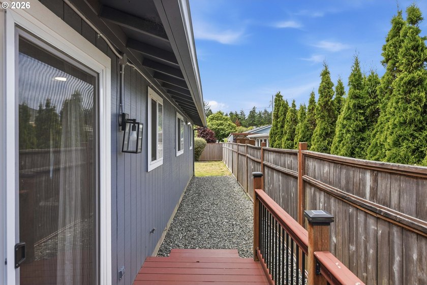 Move-in ready, fully remodeled single-level home in Coos Bay! - photo 9
