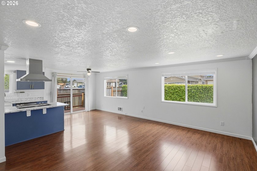Move-in ready, fully remodeled single-level home in Coos Bay! - photo 10