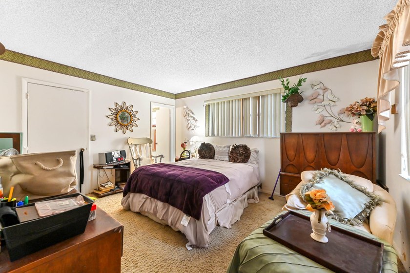 Beautiful 1-story home with 3 bedrooms and 2 bathrooms, perfect - photo 11