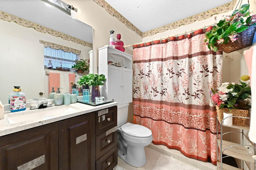 Beautiful 1-story home with 3 bedrooms and 2 bathrooms, perfect - photo 12