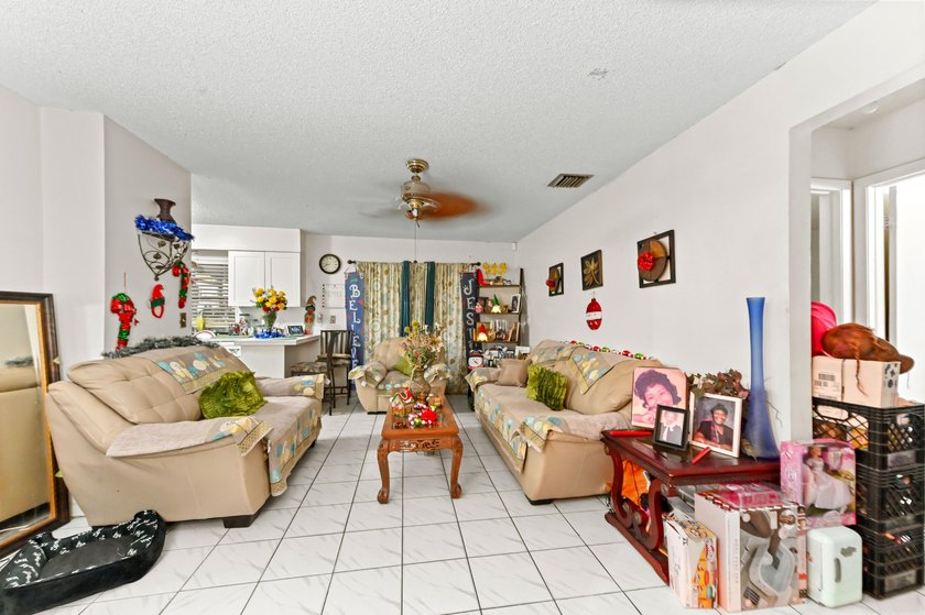 Beautiful 1-story home with 3 bedrooms and 2 bathrooms, perfect - photo 15