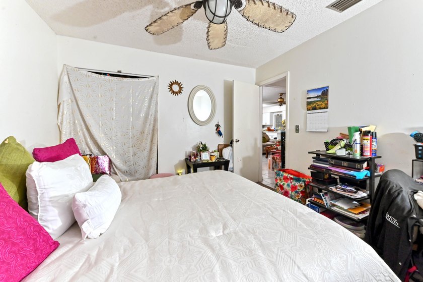 Beautiful 1-story home with 3 bedrooms and 2 bathrooms, perfect - photo 17