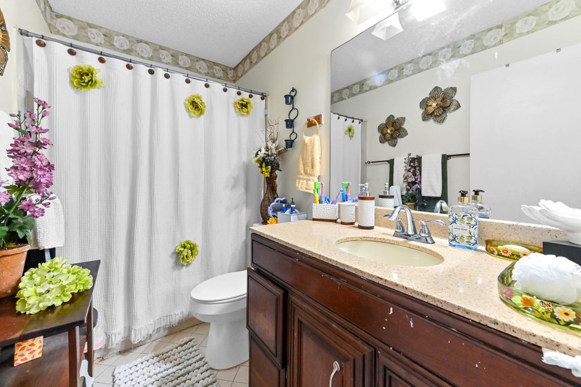 Beautiful 1-story home with 3 bedrooms and 2 bathrooms, perfect - photo 20