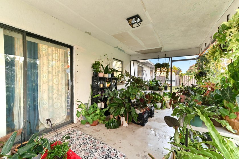 Beautiful 1-story home with 3 bedrooms and 2 bathrooms, perfect - photo 23