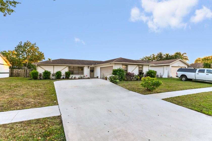 Beautiful 1-story home with 3 bedrooms and 2 bathrooms, perfect - photo 25