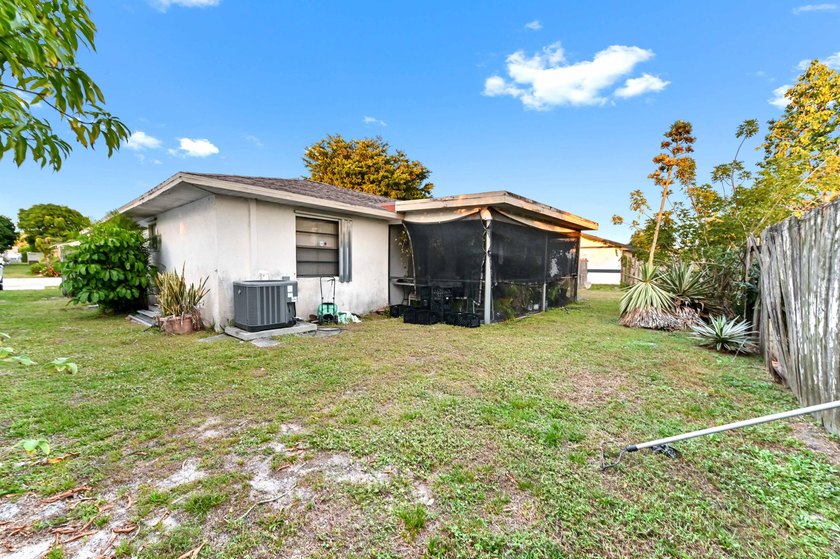 Beautiful 1-story home with 3 bedrooms and 2 bathrooms, perfect - photo 27