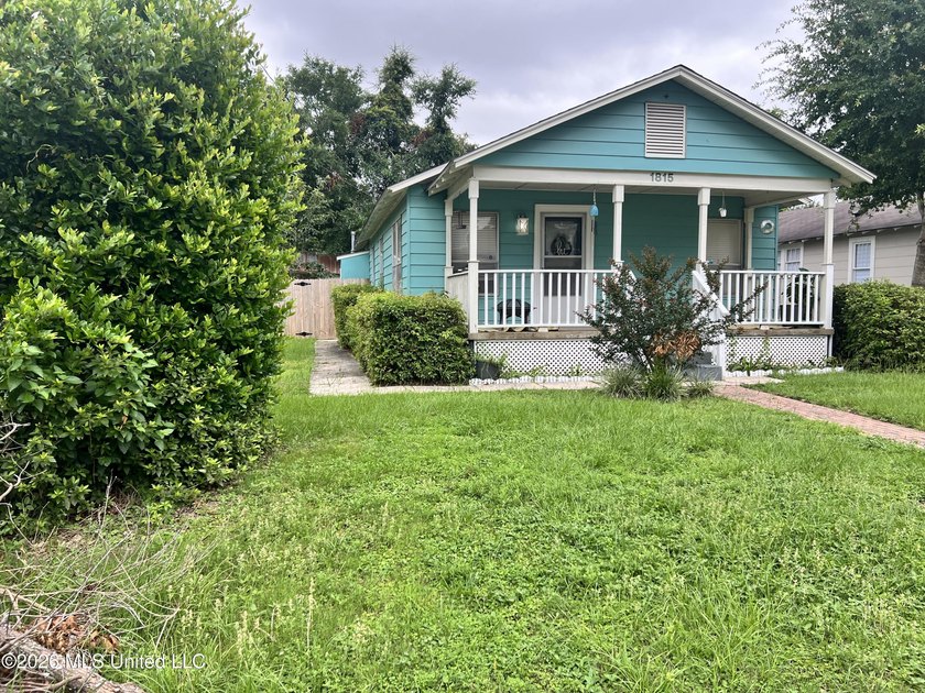 No Flood Zone/ Detached Garage/ Just 1 milet to the beach! Don't - photo 2