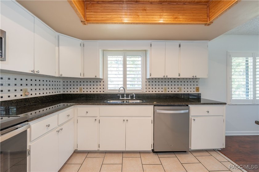 One or more photo(s) has been virtually staged. Beautiful luxury - photo 9