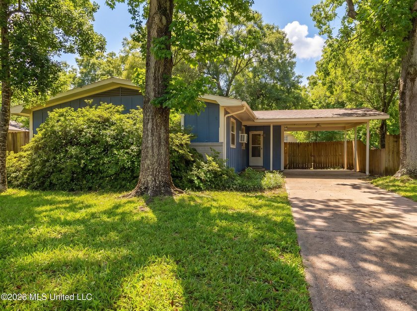 Welcome home to this charming and well-maintained property - photo 2