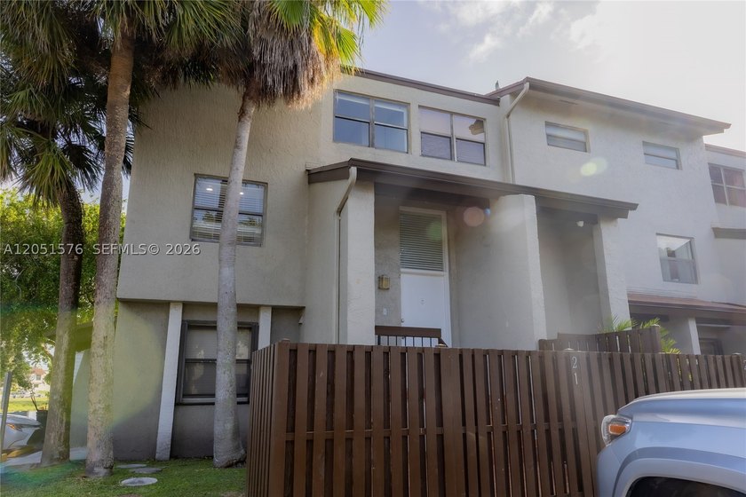 Partially renovated 2-story townhouse featuring 1,520 SqFt of - photo 3
