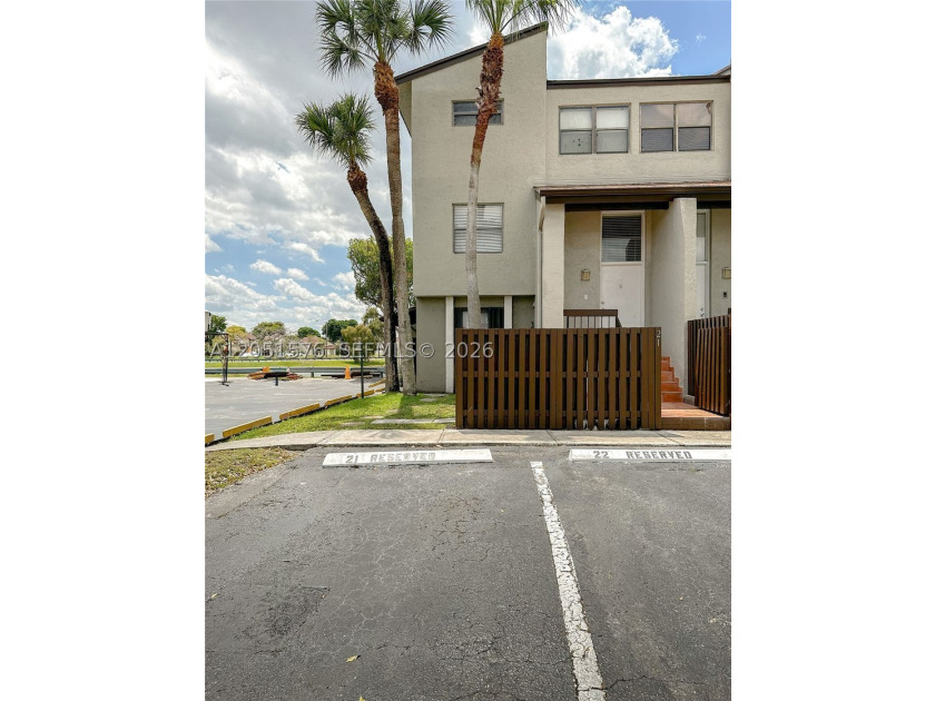 Partially renovated 2-story townhouse featuring 1,520 SqFt of - photo 4