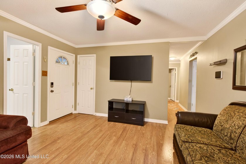 Welcome home to this charming and well-maintained property - photo 10