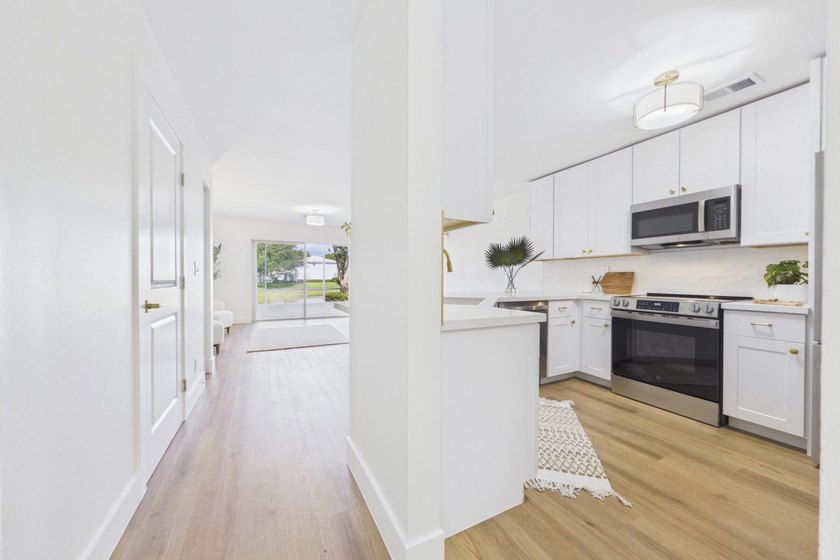 Nestled in the heart of Jupiter, this turnkey CBS townhouse has - photo 2