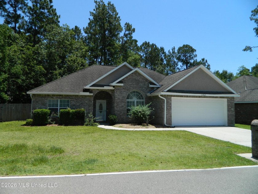 Nice ranch home, 3 bedroom, 2 bath, split bedroom plan, all - photo 3