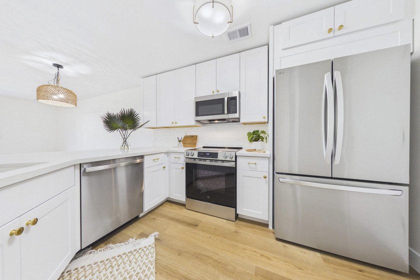 Nestled in the heart of Jupiter, this turnkey CBS townhouse has - photo 3