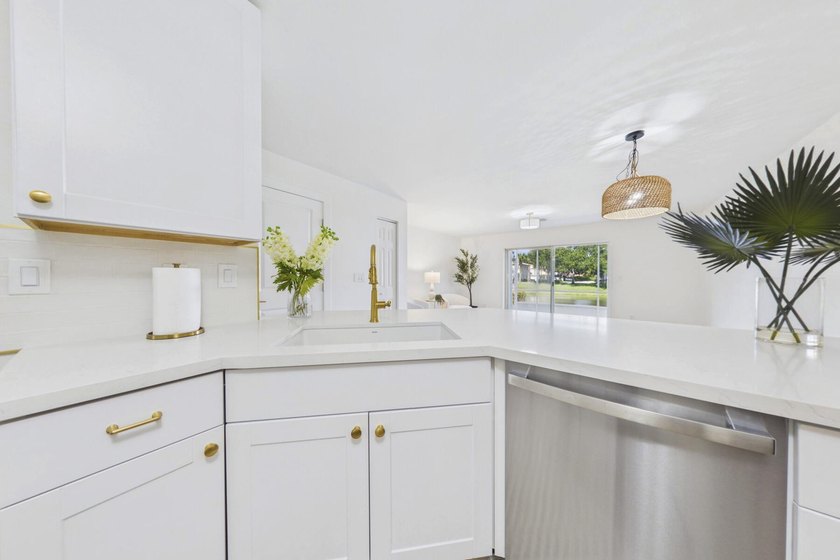 Nestled in the heart of Jupiter, this turnkey CBS townhouse has - photo 4