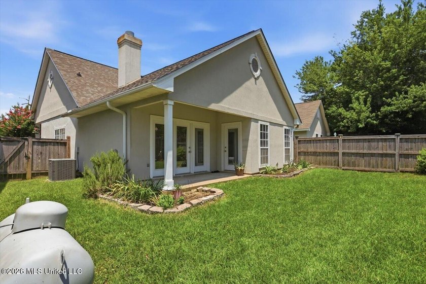 Welcome home to this charming patio/garden home offering - photo 25