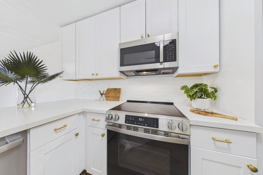 Nestled in the heart of Jupiter, this turnkey CBS townhouse has - photo 5