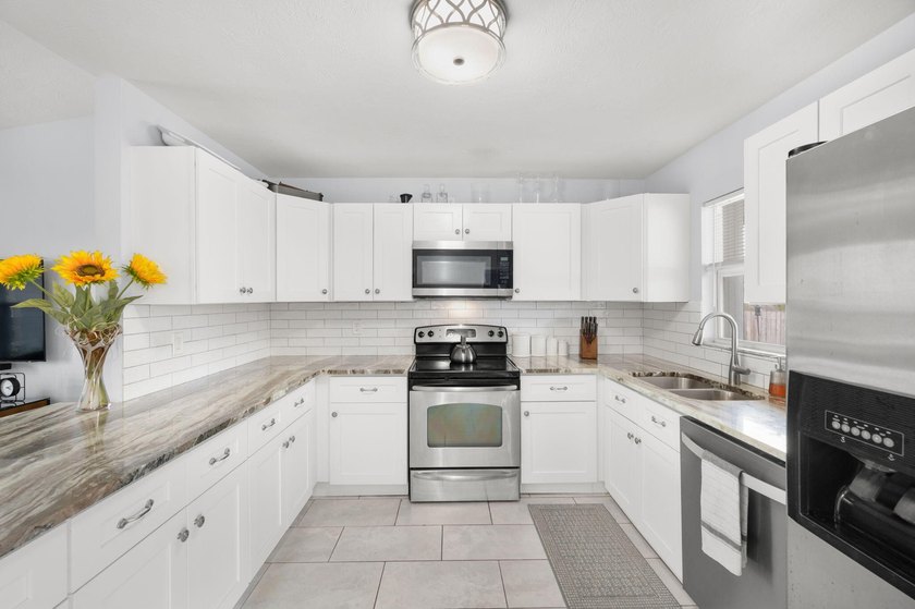 Welcome home to this beautifully updated 3-bedroom, 2-bathroom - photo 7