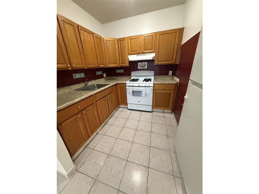Bright and spacious 3 bedroom, 1 &amp; 2 bathroom, 2nd floor - photo 4