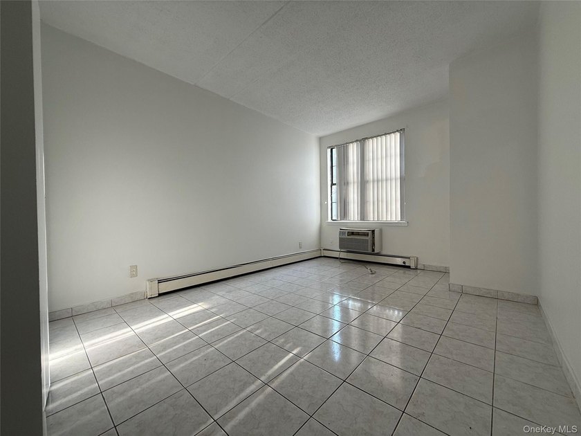 Bright and spacious 3 bedroom, 1 &amp; 2 bathroom, 2nd floor - photo 6
