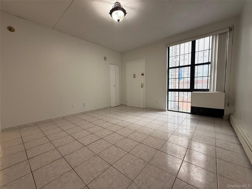 Bright and spacious 3 bedroom, 1 &amp; 2 bathroom, 2nd floor - photo 8