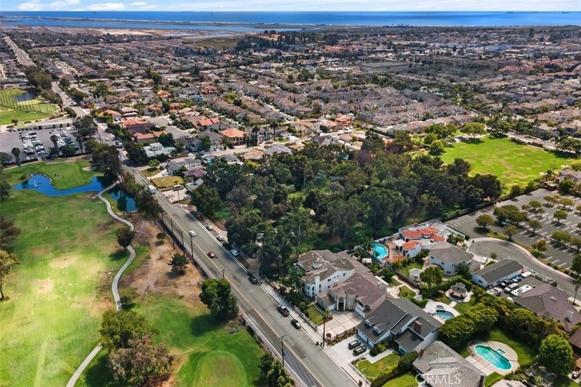 Extraordinary custom estate offering 5,316 sq. ft. of elegant - photo 2