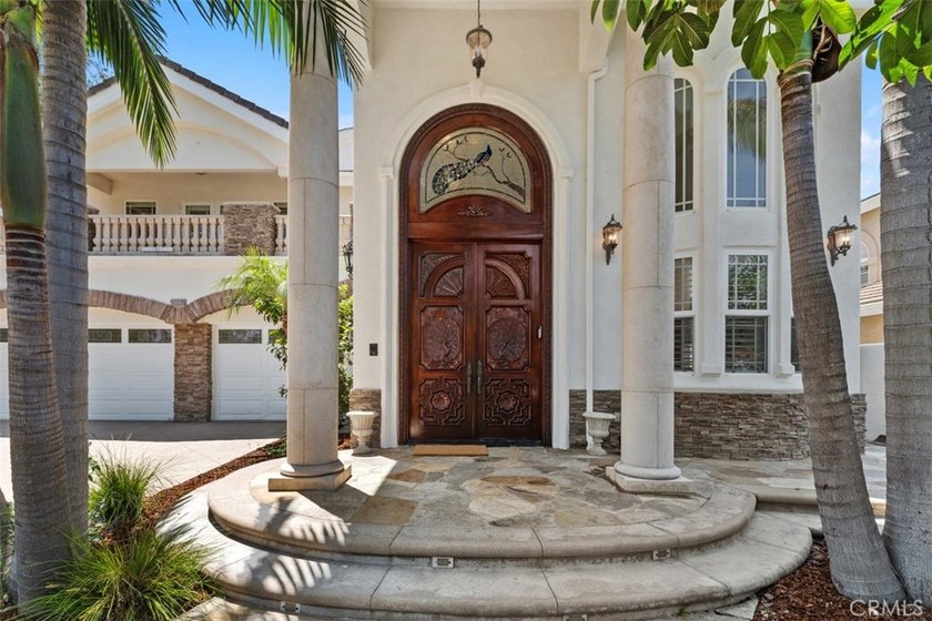 Extraordinary custom estate offering 5,316 sq. ft. of elegant - photo 8