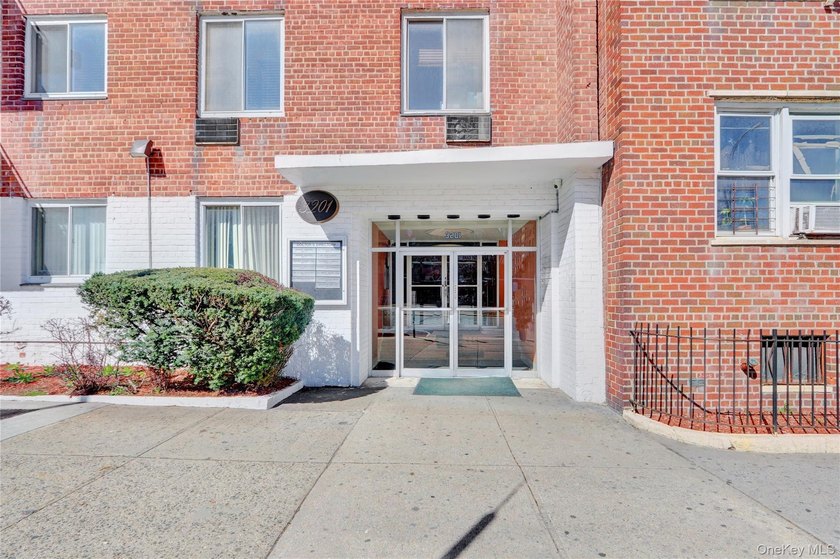 Move right in to this renovated Co-op w/ new kitchen, new - photo 3