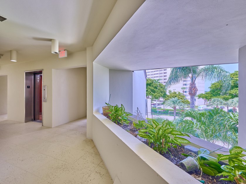 Luxurious Move-in Ready, Fully Updated Waterfront Condo in - photo 3