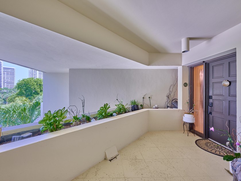 Luxurious Move-in Ready, Fully Updated Waterfront Condo in - photo 4