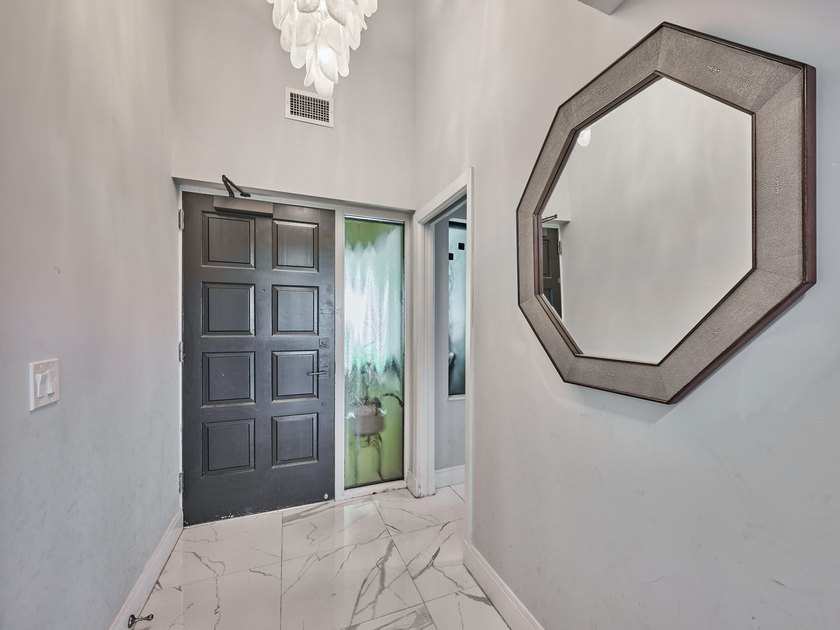 Luxurious Move-in Ready, Fully Updated Waterfront Condo in - photo 5