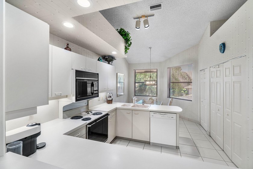 Enjoy the Polo Club lifestyle in this spacious second floor - photo 4