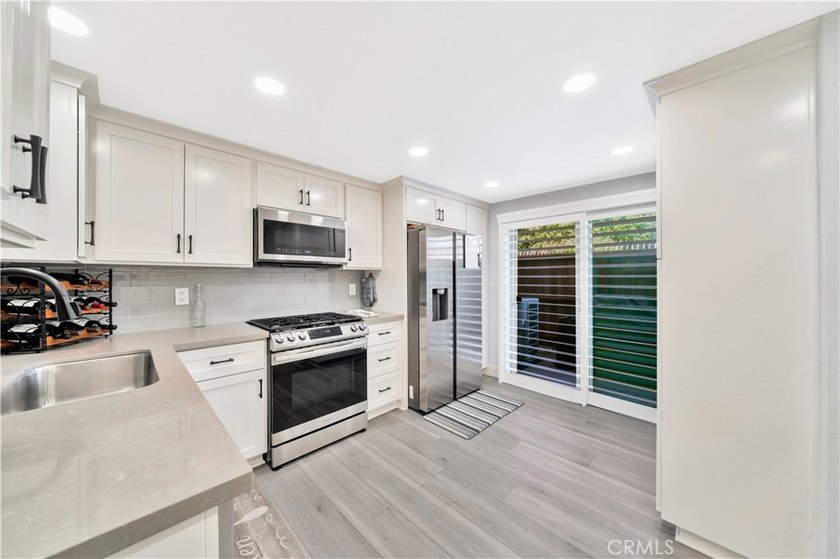 Fully remodeled 3 bedroom with attached large office/bedroom off - photo 2