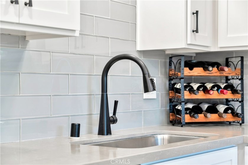 Fully remodeled 3 bedroom with attached large office/bedroom off - photo 3