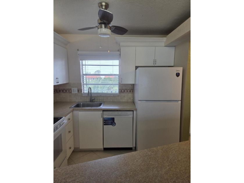 PRICE, LOCATION &amp; STYLE! Beautifully updated 55+ 1/1 condo - photo 5