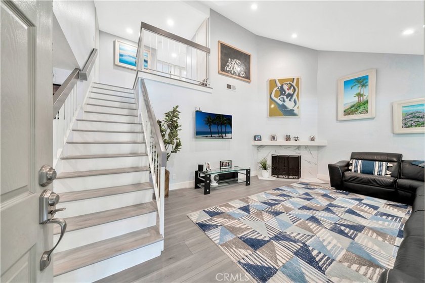 Fully remodeled 3 bedroom with attached large office/bedroom off - photo 6