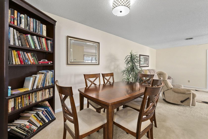 Beautiful second floor end unit located in the guard gated High - photo 6