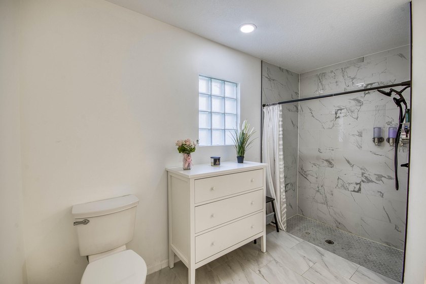Beautifully updated 4-bedroom, 2-bath home featuring a brand-new - photo 17