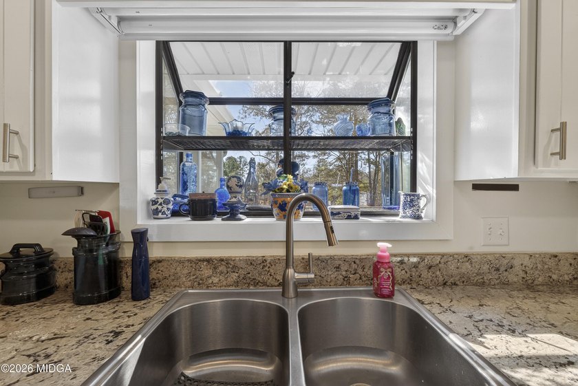 Beautiful all-brick home on the 2nd fairway! This 3-bedroom - photo 40