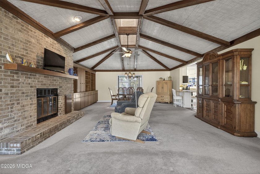 Beautiful all-brick home on the 2nd fairway! This 3-bedroom - photo 48
