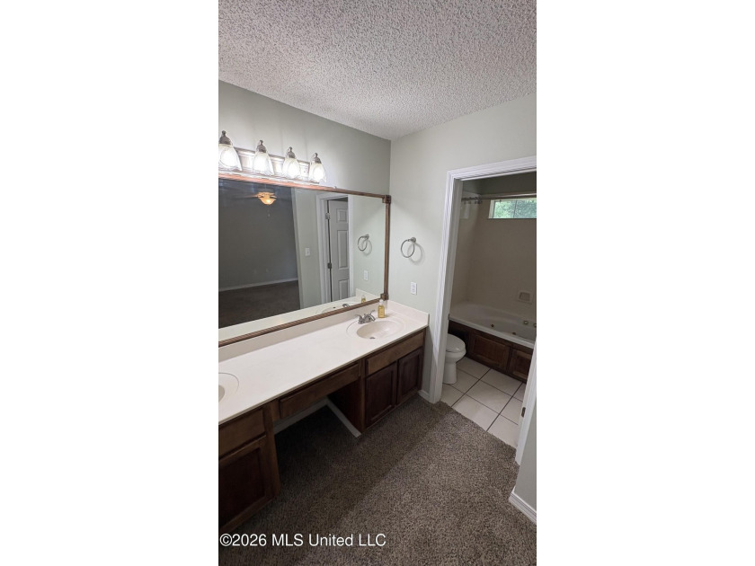 Extremely well updated and maintained home in a very convenient - photo 12