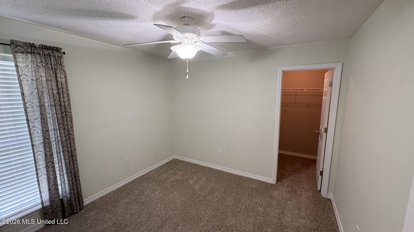 Extremely well updated and maintained home in a very convenient - photo 14