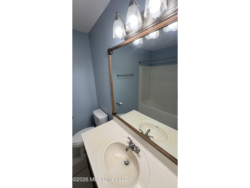 Extremely well updated and maintained home in a very convenient - photo 16