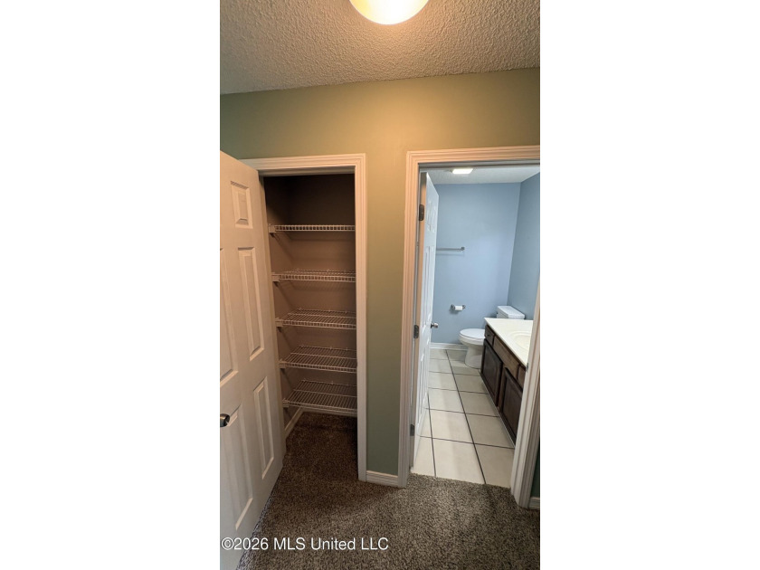 Extremely well updated and maintained home in a very convenient - photo 18