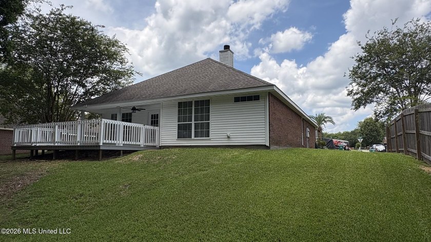Extremely well updated and maintained home in a very convenient - photo 23