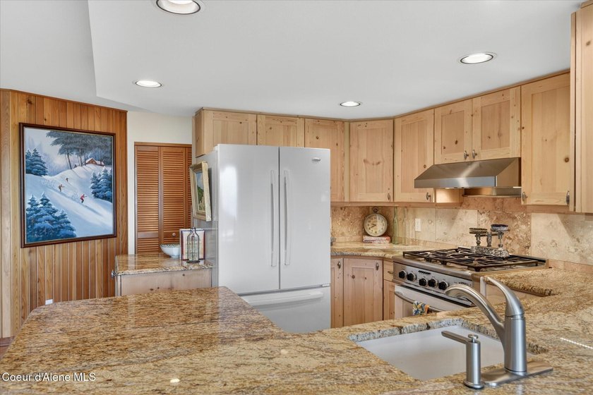 Luxury ski-in/ski-out Highland Village condo with a warm rustic - photo 17